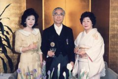 叙勲祝賀会にて　娘二人と