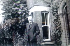 Hammond博士（ケンブリッジの同博士邸にて）